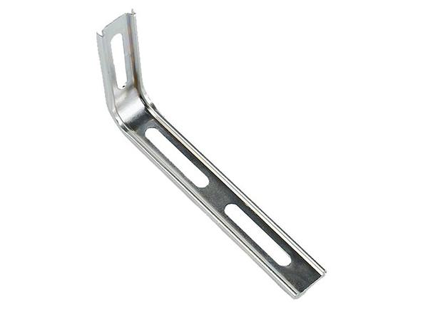 L fixation des rails au plafond