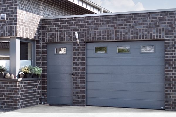 Novoferm – Porte de service assortie (sectionnelle / basculante)