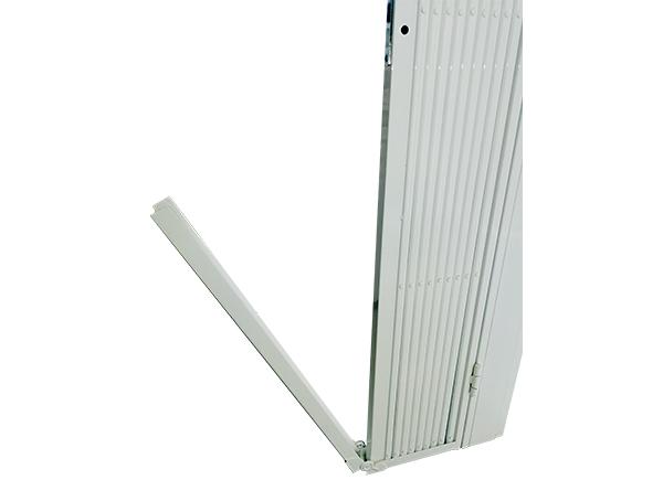 Rail relevable pour grille extensible